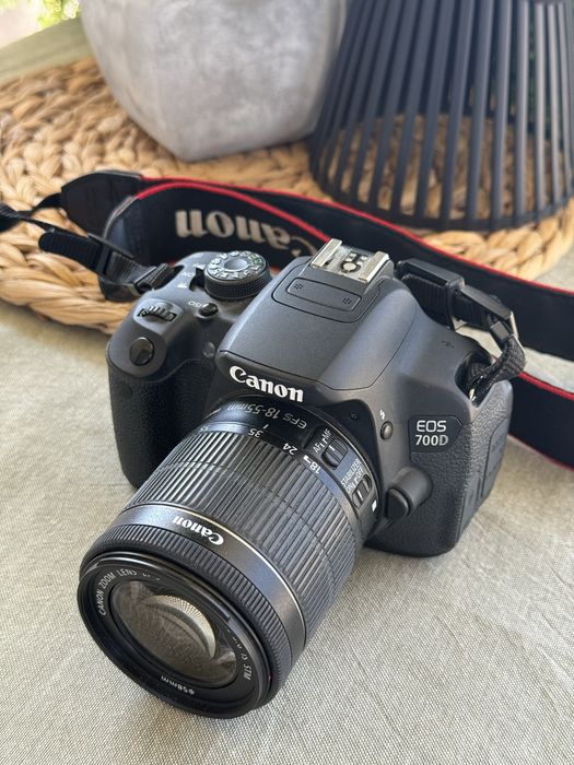 Canon EOS 700D + оригинален обектив + батерия и зарядно