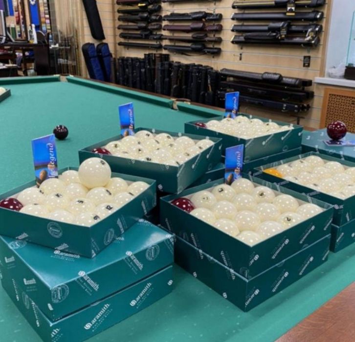 Бильярдные принадлежности и аксессуары, шары, светильники, сукно, кий.