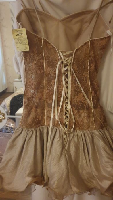 Нови луксозни парти рокли с етикет .