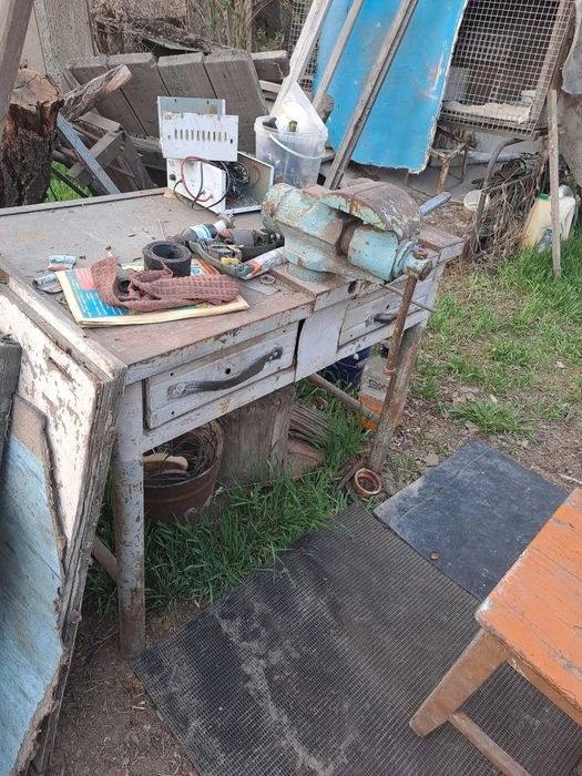 Стол с тесками продам , возможен торг