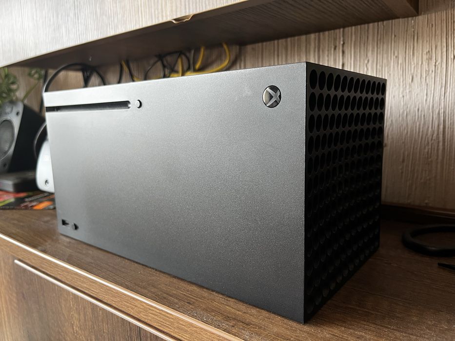 Xbox Series X 1TB Пълен комплект с джойстик и още
