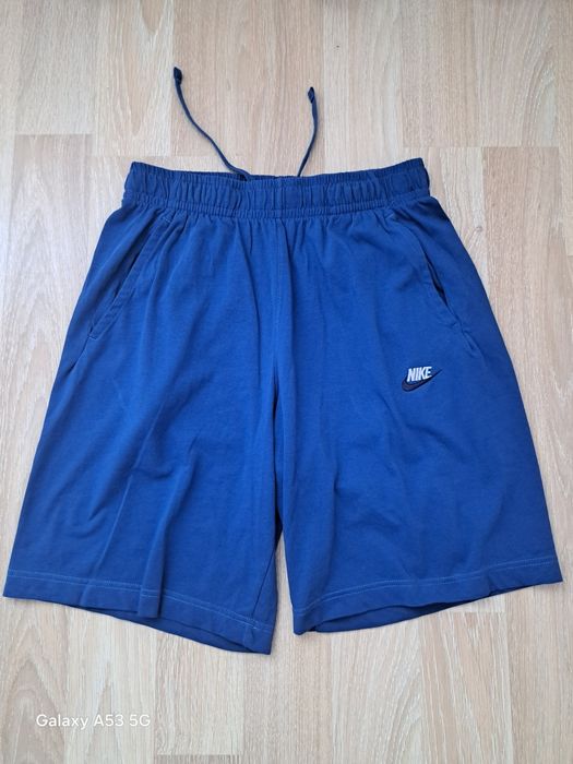 Vand pantaloni scurti NIKE