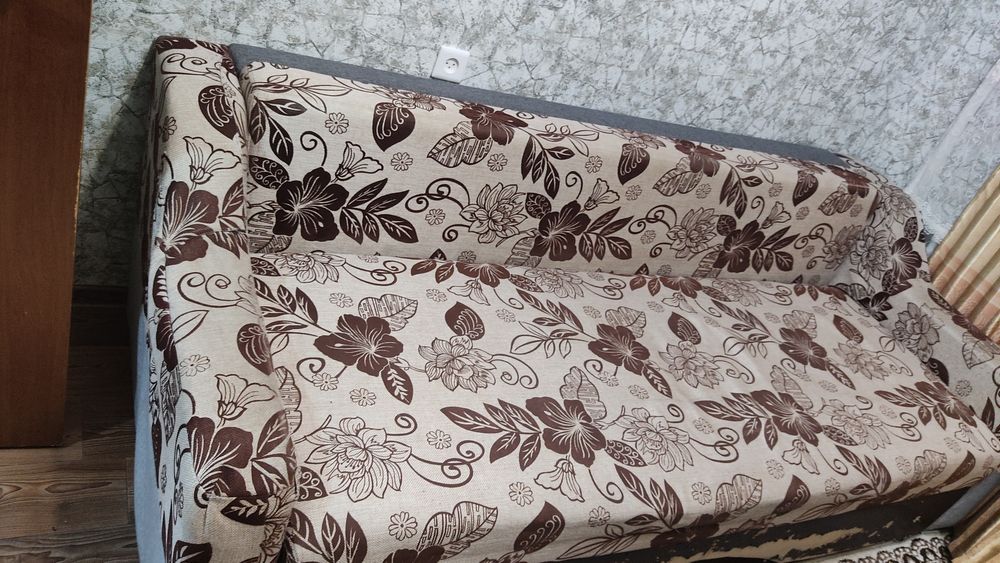 Продам раскладной диван б/у матрац отреставрированный.Торг.Цена 13000.
