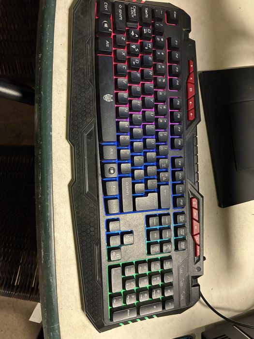 Настолен компютър с монитор 24 Инча