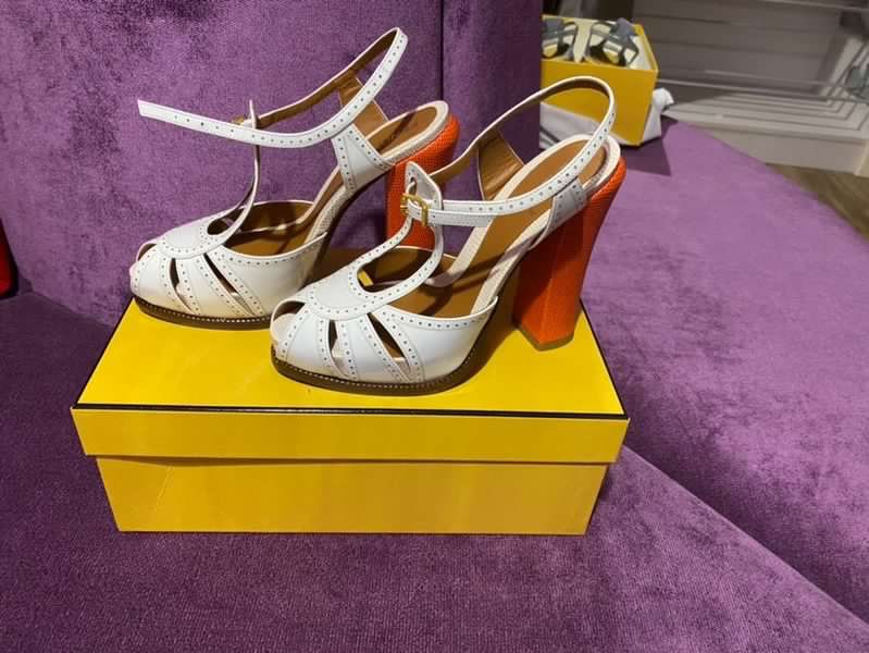 Продам босоножки Fendi
