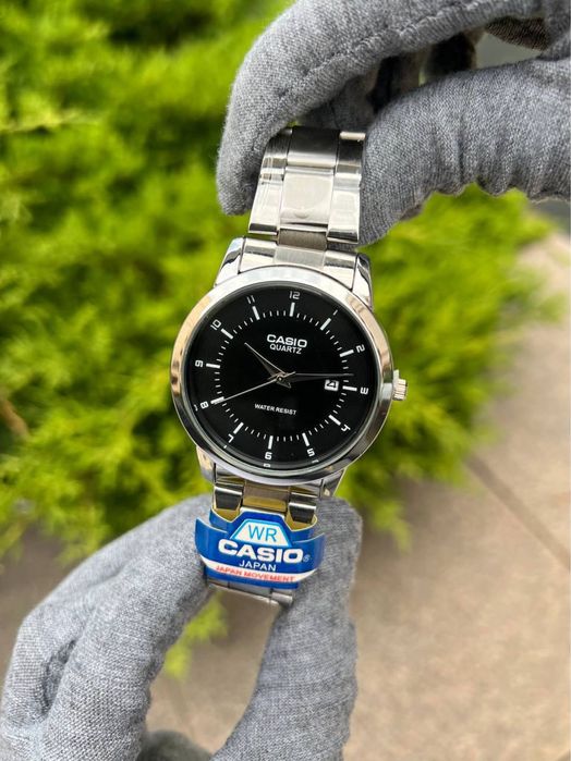 стильные часы Casio Quartz новый
