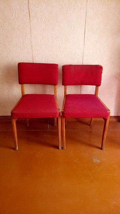 Деревянные стулья.