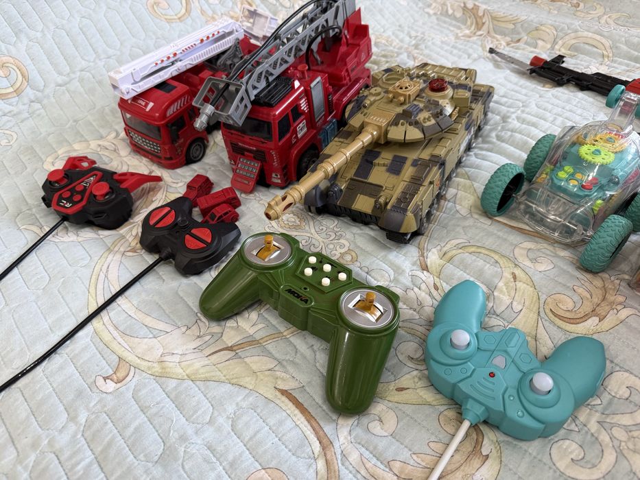 Машинки на пульту