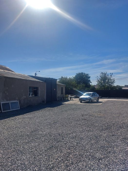 Inchiriez hala cu teren