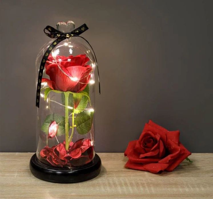 Романтична червена роза в стъклен купол с LED светлини