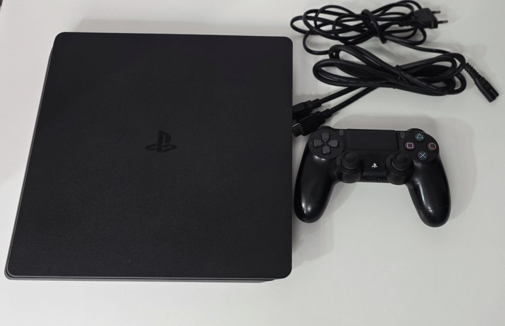 Consola PlayStation 4 slim cu accesorii si jocuri