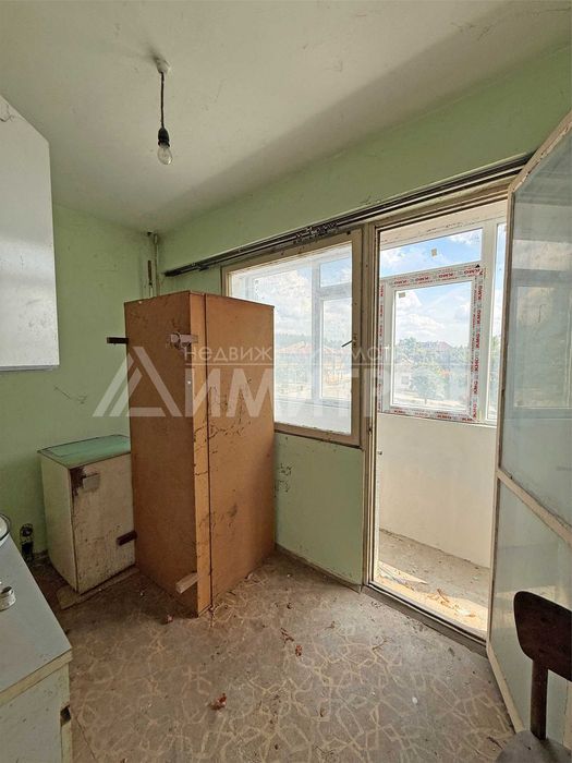Продава гарсониера 40 м2. в гр. Нови пазар, Бялата чешма. САНИРАН жилищен блок. Нисък етаж.