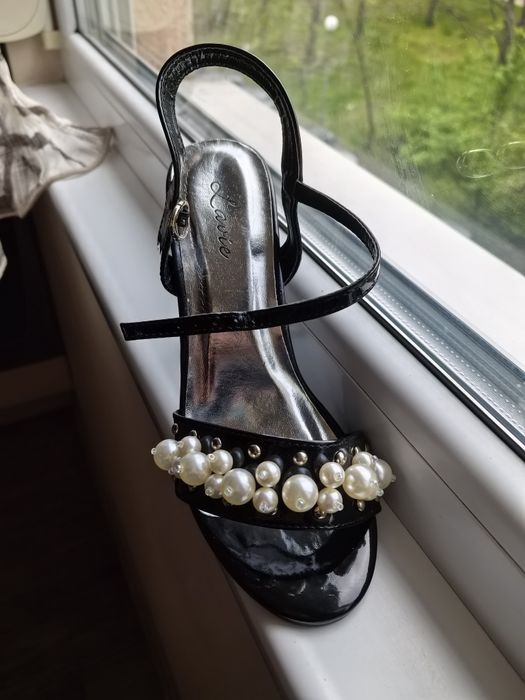 Дамски сандали с перли