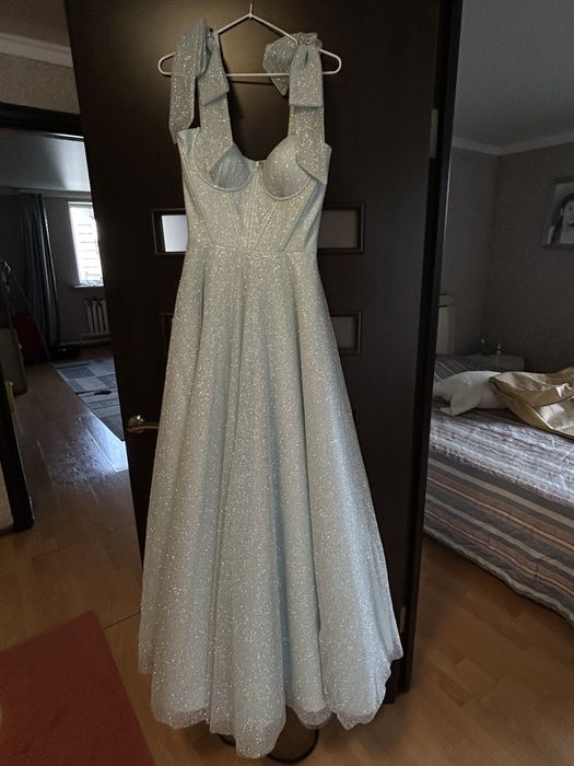 Голубое платье