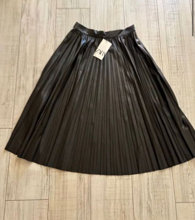 Модерна черна кожена пола ZARA