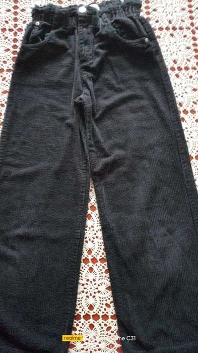 Актуални черни джинси на Zara за момиче.  С  широки крачоли.