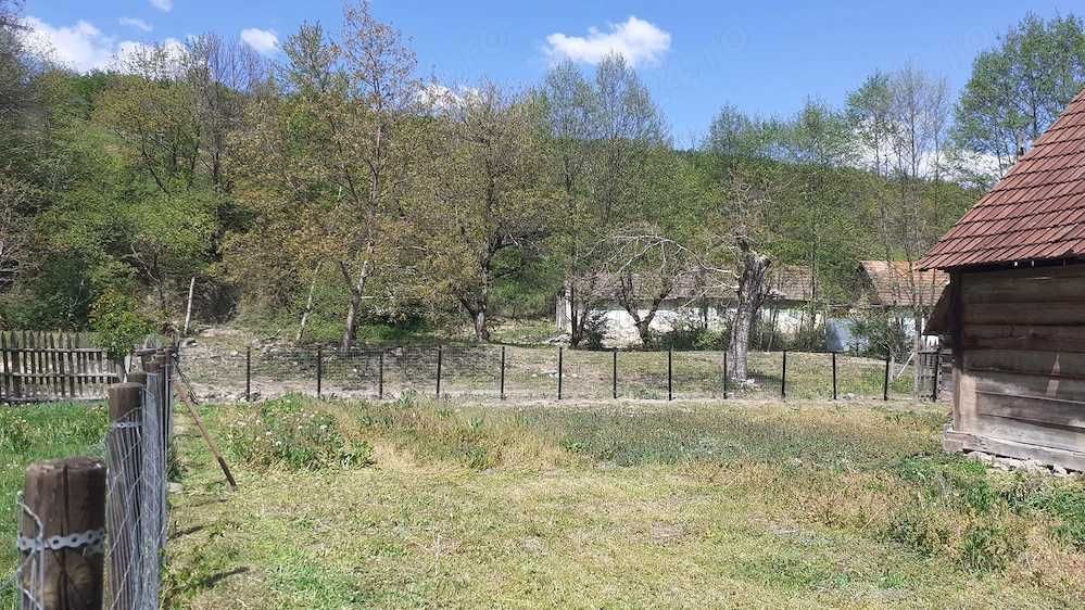 Casa traditionala+teren 640 mp de vanzare la munte, in localitatea Tarcaita, langa Beius