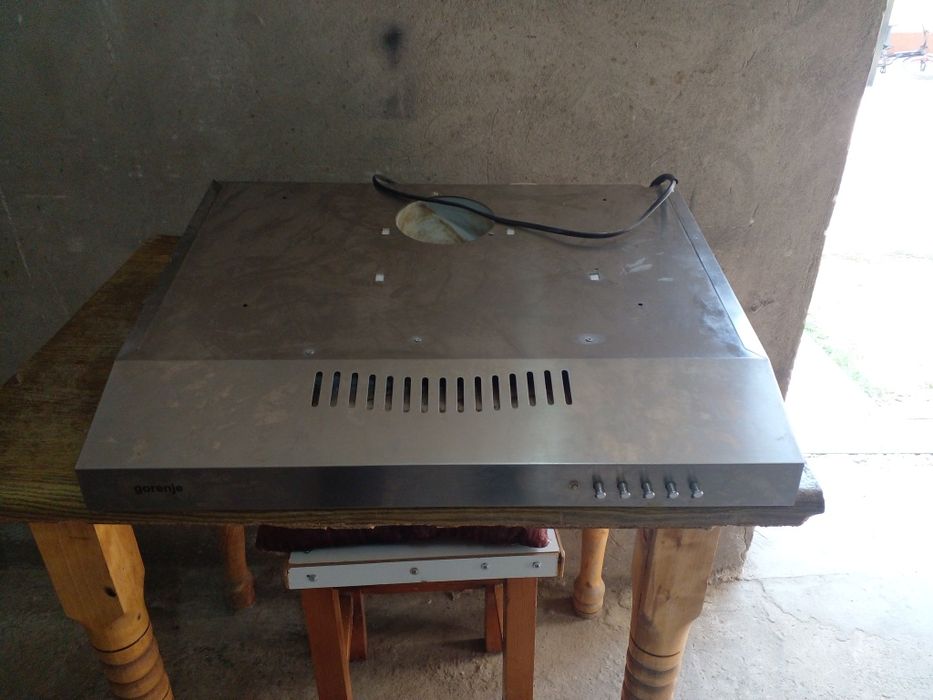 Продается вытяжка серебристого цвета