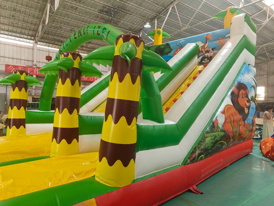 Inchiriem tobogan gonflabil Tema -Jungla, cu dimensiuni de 7mx5mx5m