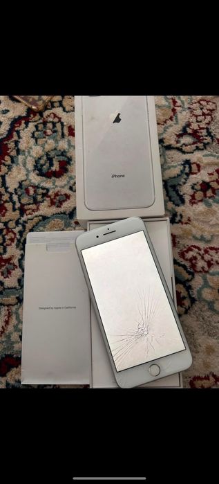 Продам айфон 8+..