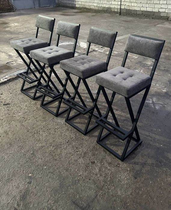 Барных стульев в стиле лофт металлическим каркасом с мягкими сиденьями