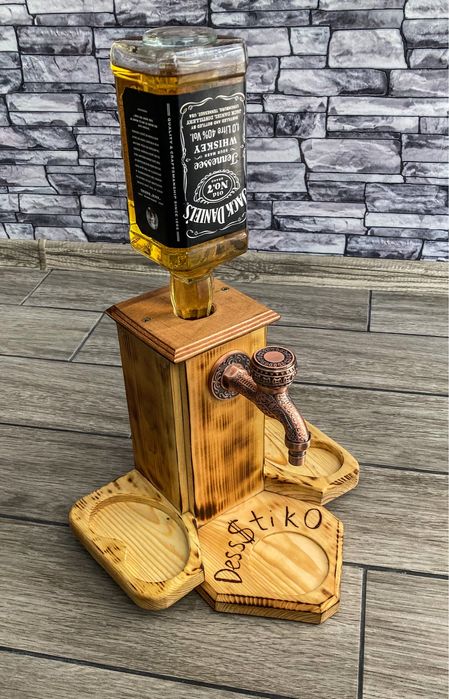 Диспенсър за алкохол с поставка за ядки