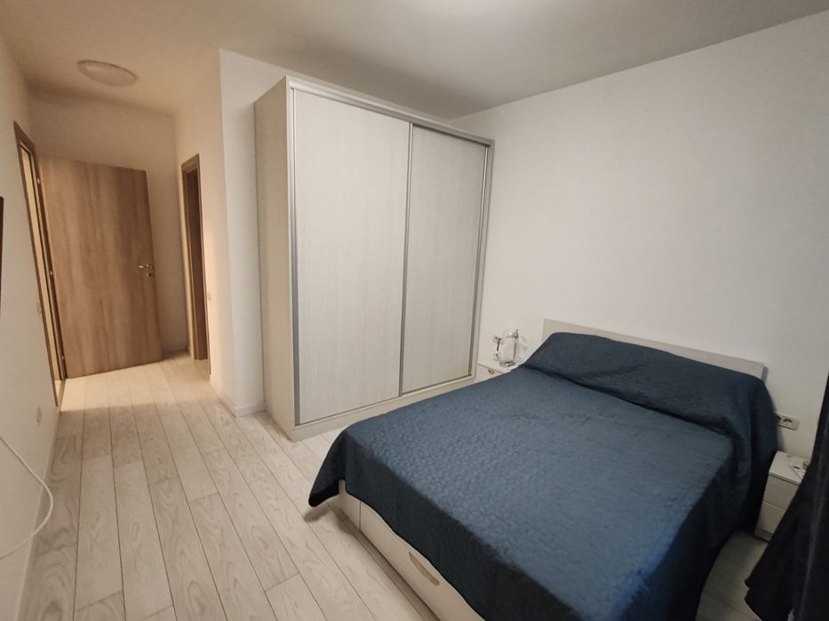 Vând dormitor cu dresing, pat cu saltea, husă,  2 noptiere și 2 veioze