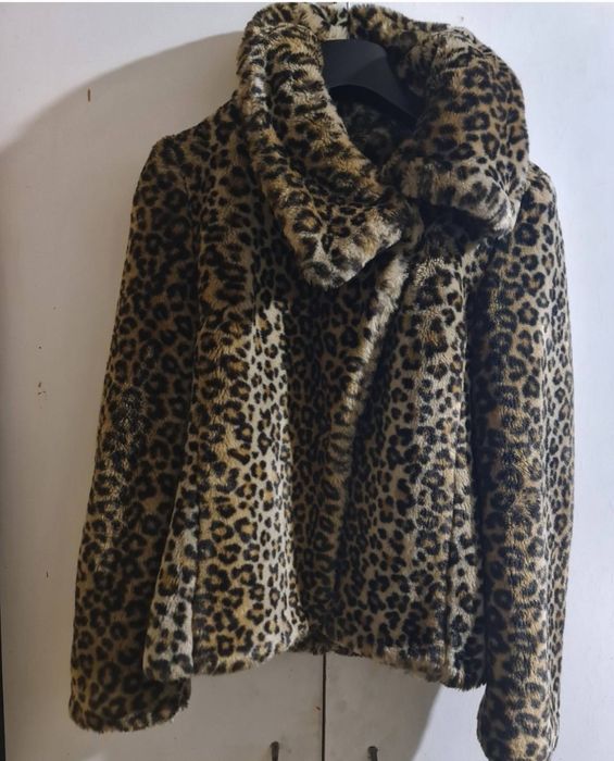 Топло  тигрово палто с голяма яка . Размер S