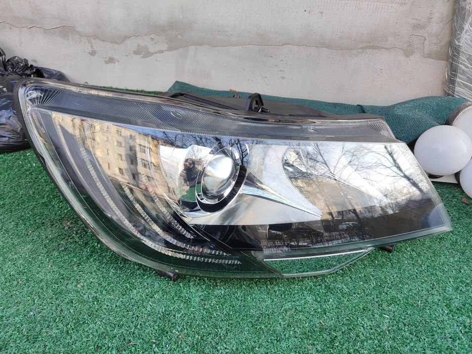 Far bi-xenon adaptiv Led Skoda Superb 2