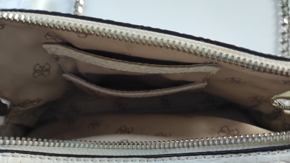 Оригинална дамска чанта Guess