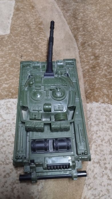 Игрушечный танк.