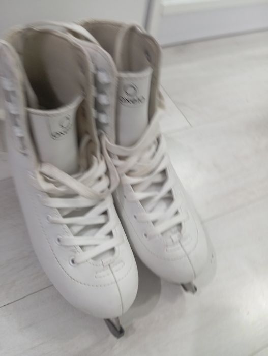 Vând patine gheață