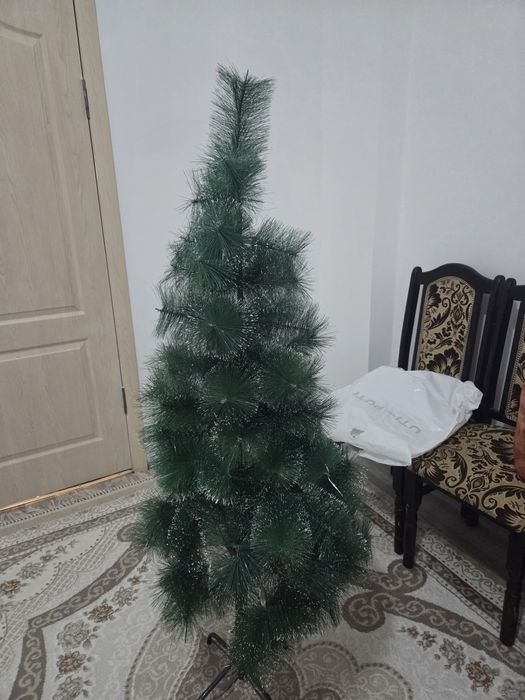 Продаем елку вместе с елочными игрушками