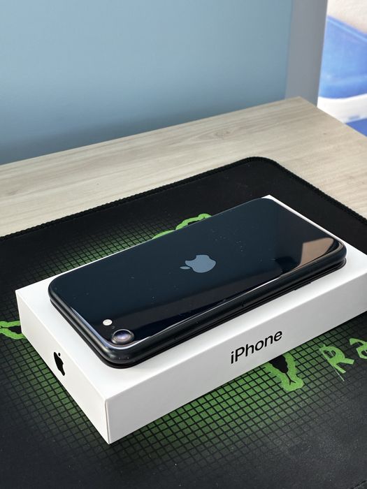 iPhone SE 2022 чисто нов!
