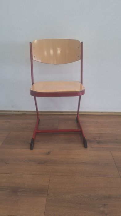 Scaun rezistent din lemn cu cadru metalic