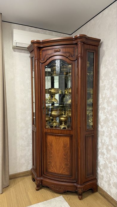 Угловой шкаф-витрина