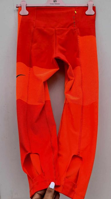 Nike жесток оригинален дамски клин М размер