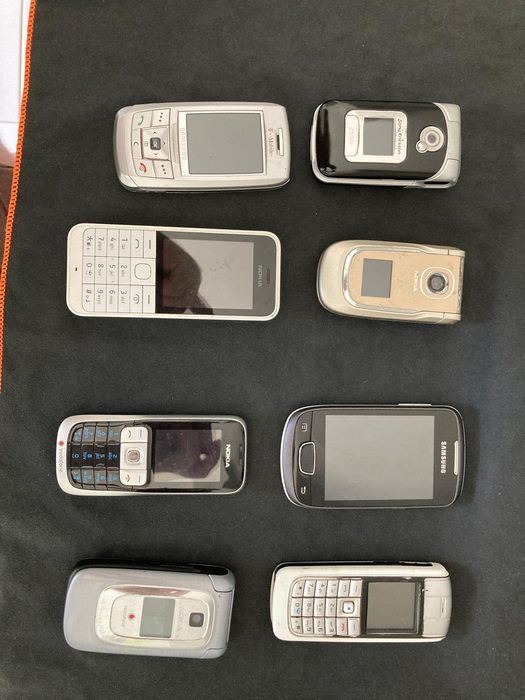 Vând telefoane cu butoane perfecte pentru colecție.