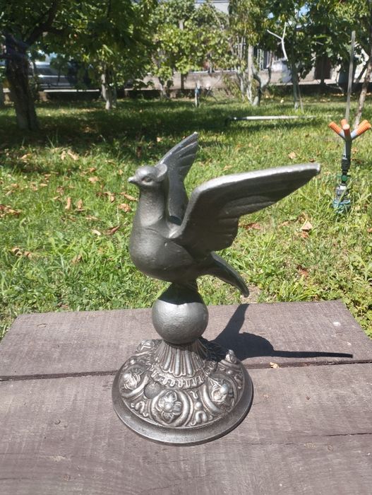 Метална статуетка птица