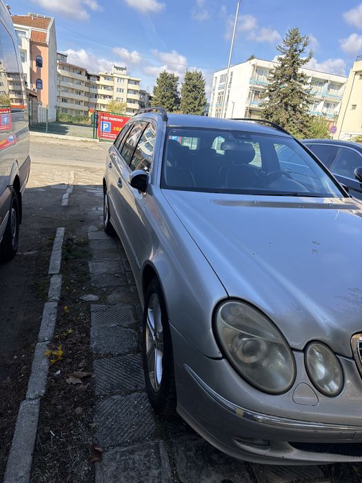 Продавам e class 2003г. Автомобила е обслужен, има следи от опотреба.
