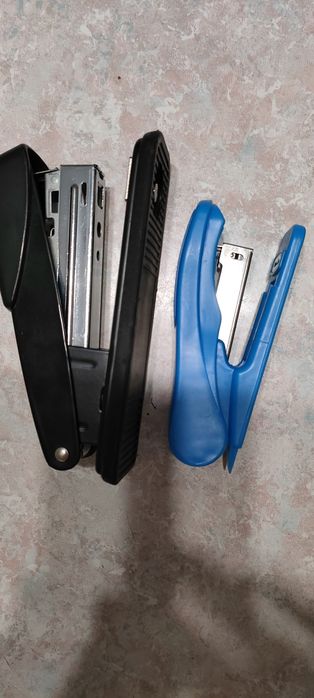 Степлер со скобами