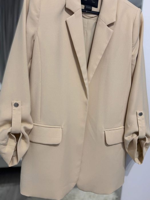 Дамско сако в бежов цвят