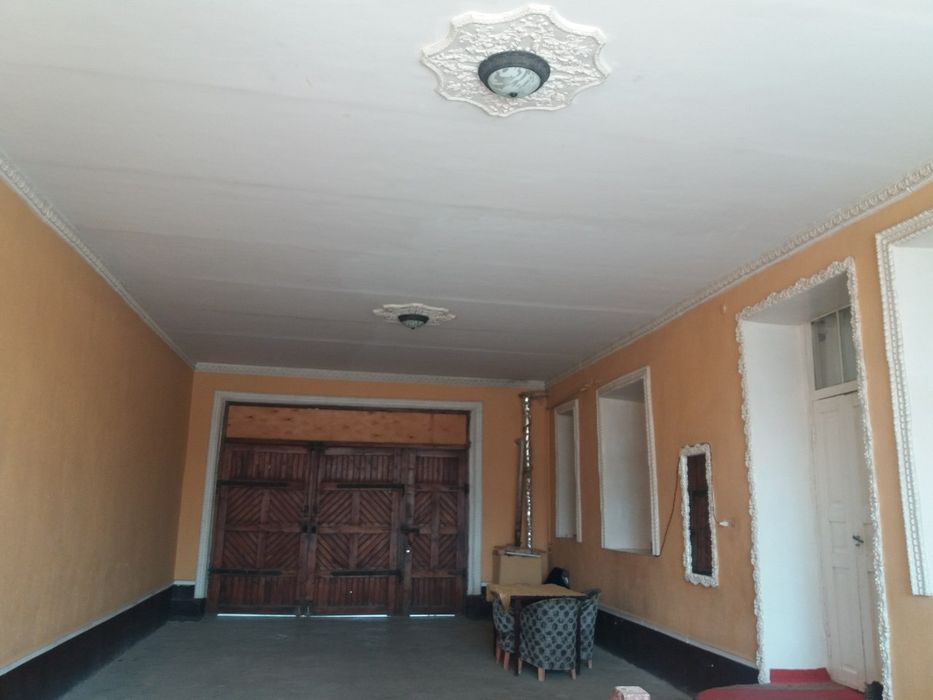 Карши шахарнинг марказидан 2 каватли  шинам ва катта майдонли ховли со