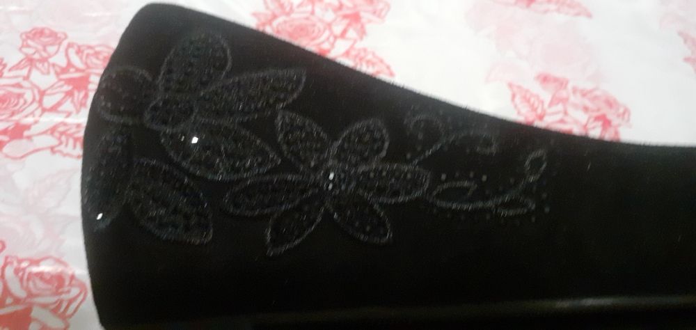 Продам замшевые туфли .