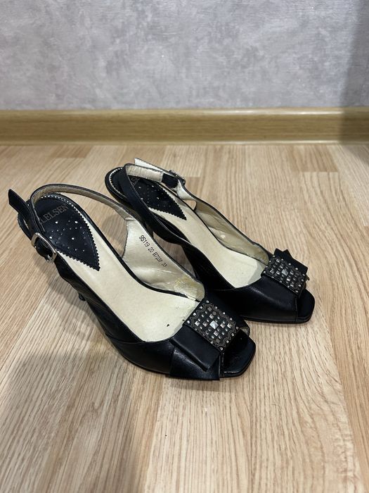 Продать кожаные босоножки-туфельки