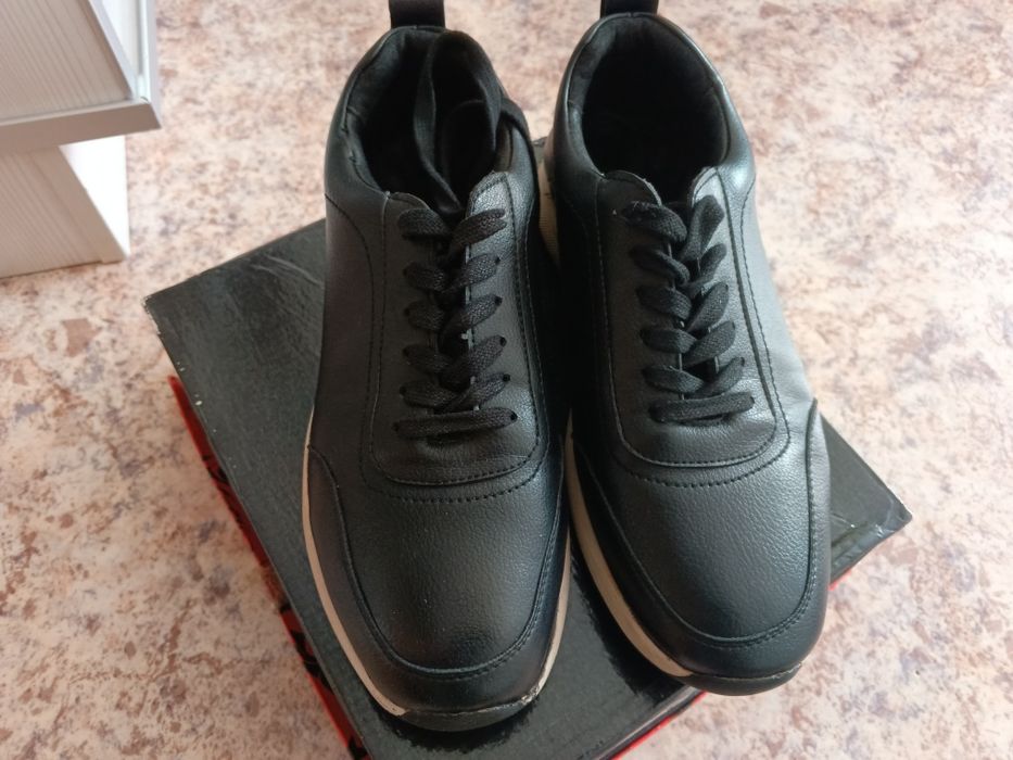 Черные кроссовки