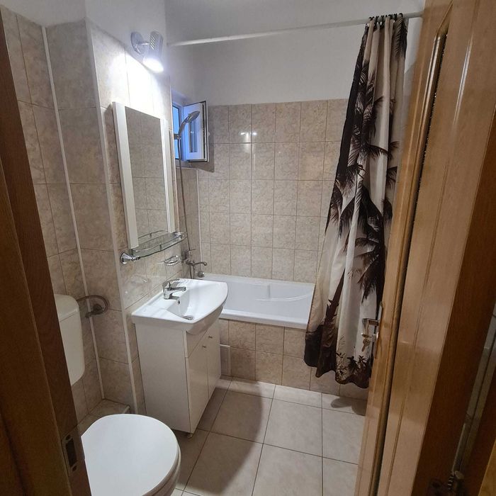 Inchiriez apartament cu doua camere in zona centrala