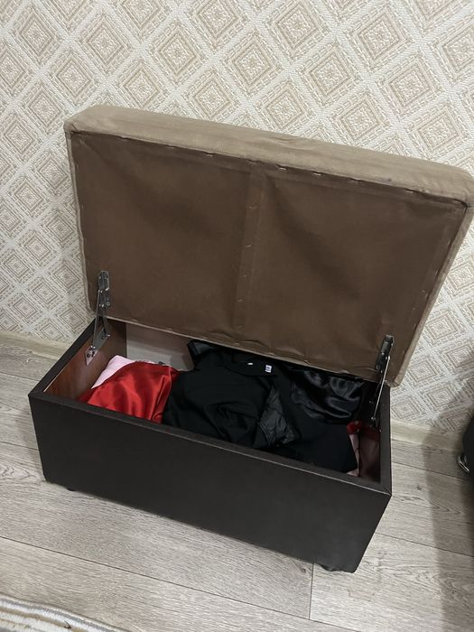 Продаю диван с креслом и пуфиком.