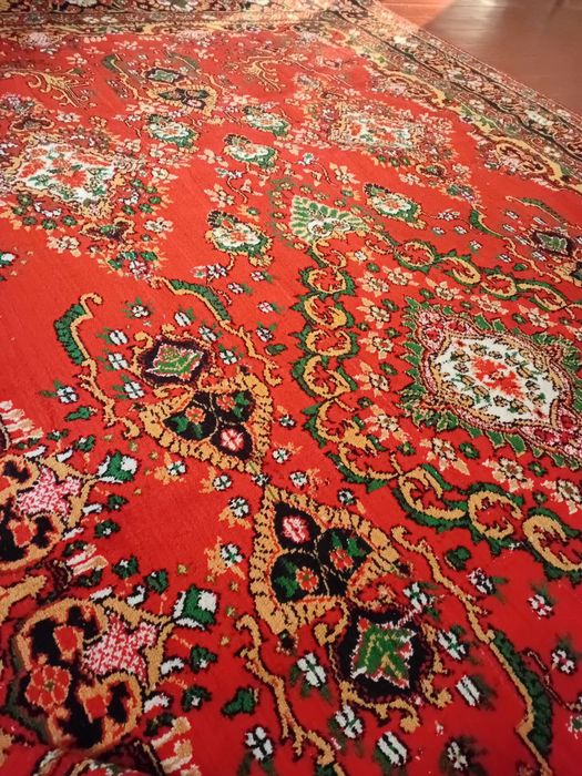 Qizil chiroyli gilam sotiladi