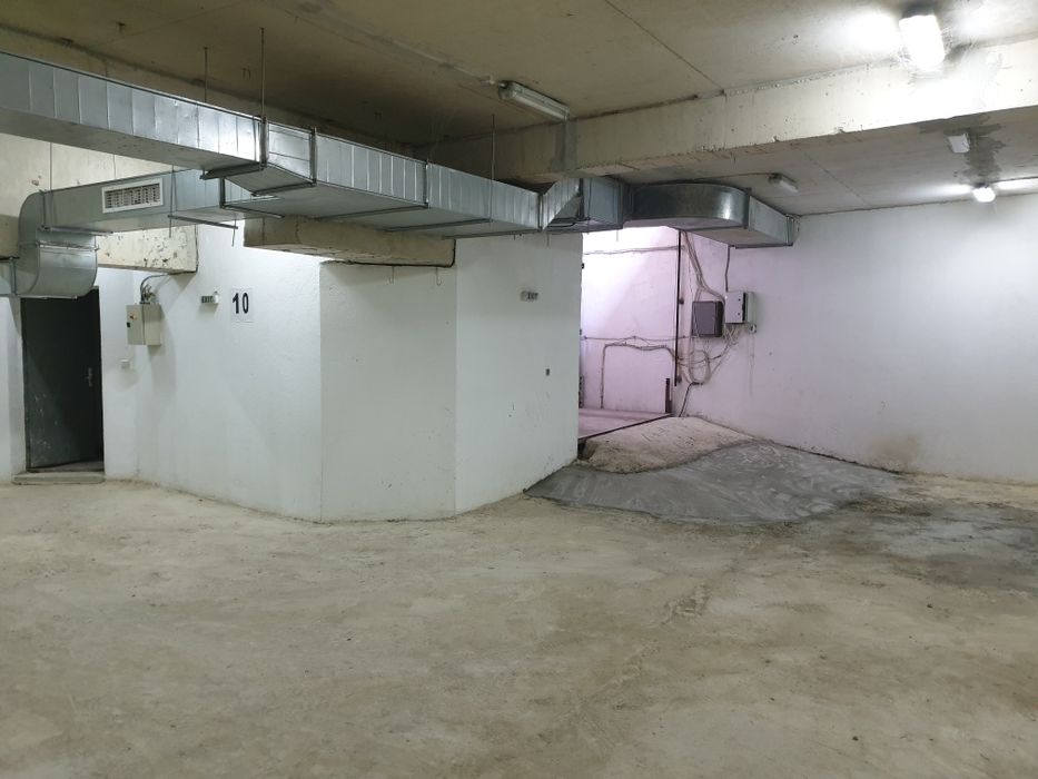 Продава се под земен паркинг